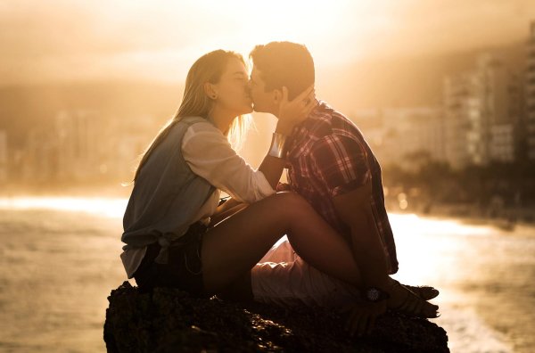 Любовь парень и девушка целуются