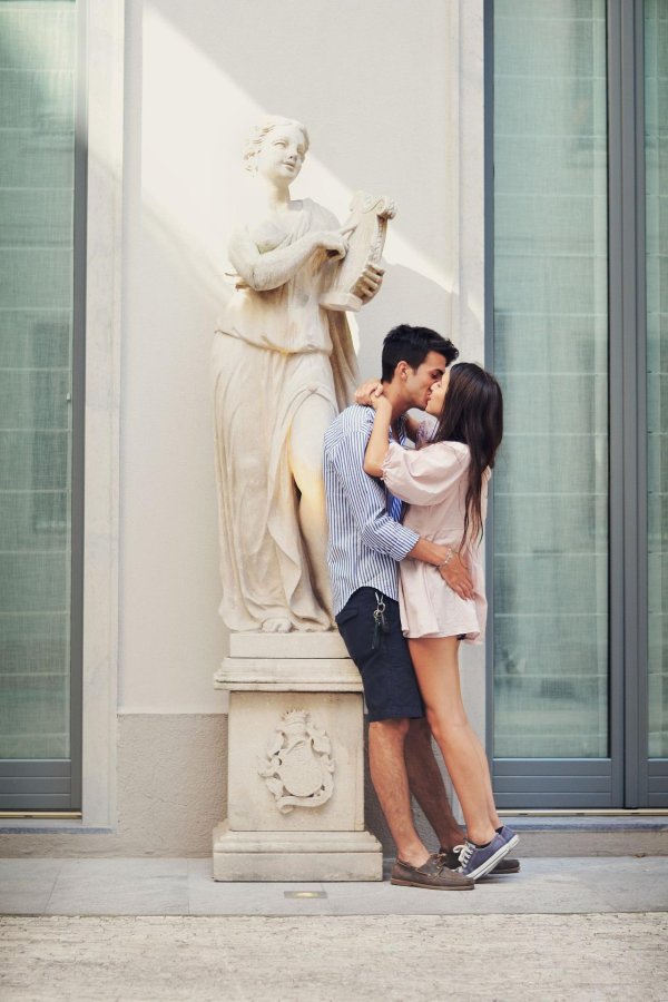 Любовь парень и девушка целуются