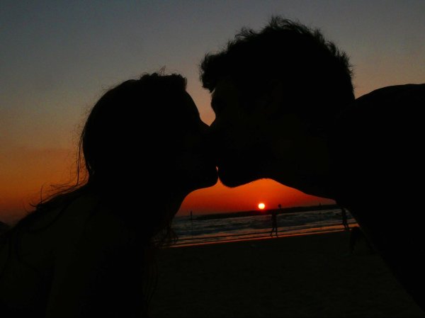 Любовь парень и девушка целуются