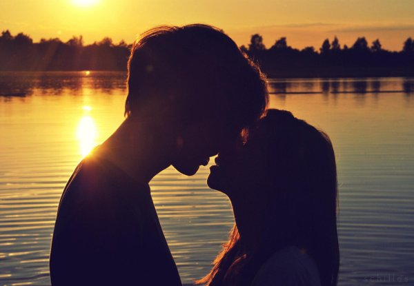 Любовь парень и девушка целуются