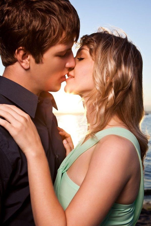 Любовь парень и девушка целуются