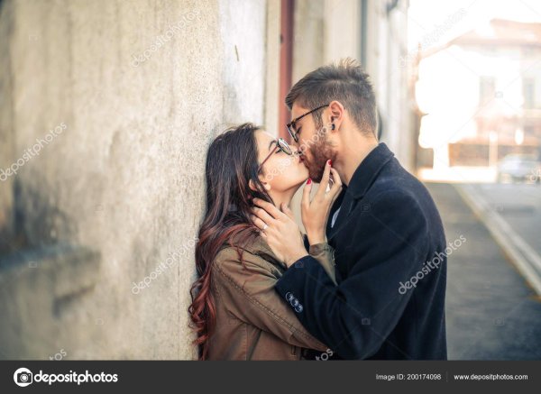 Любовь парень и девушка целуются