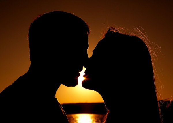 Любовь парень и девушка целуются