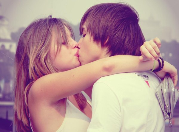 Любовь парень и девушка целуются