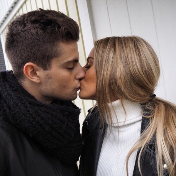 Любовь парень и девушка целуются