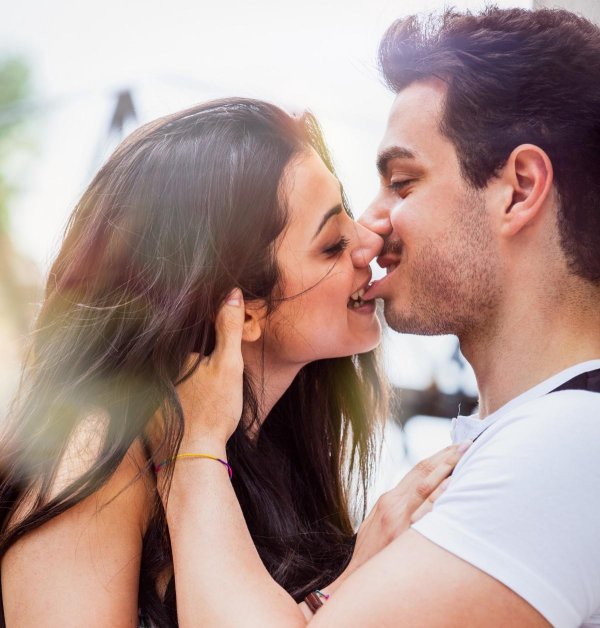 Любовь парень и девушка целуются