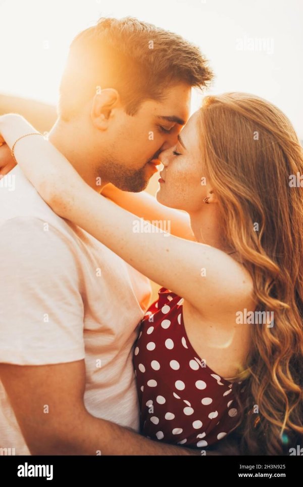 Любовь парень и девушка целуются