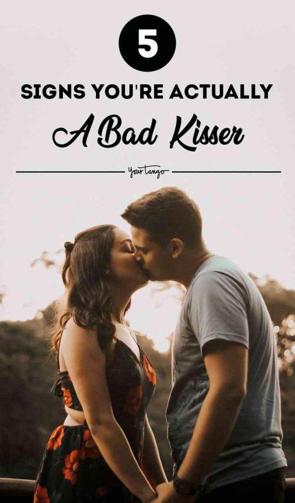 Любовь парень и девушка целуются