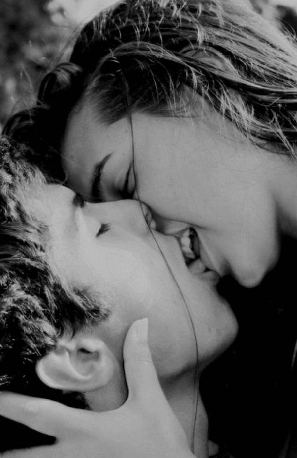 Любовь парень и девушка целуются