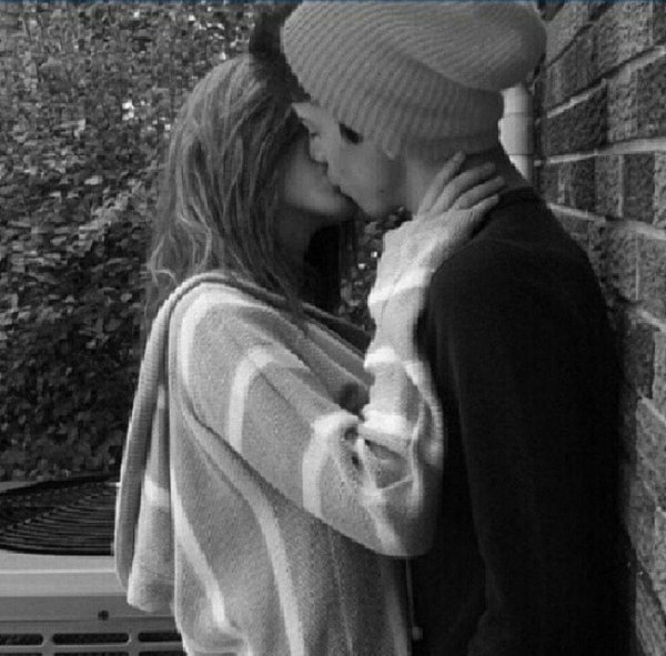 Любовь парень и девушка целуются