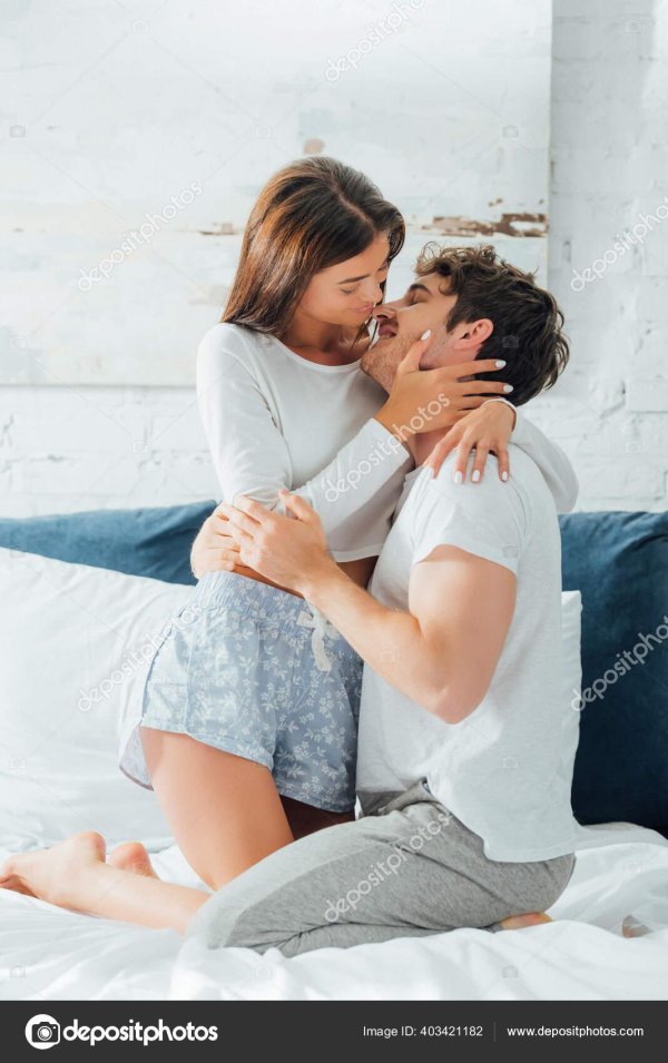 Любовь парень и девушка целуются