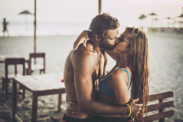 Любовь парень и девушка целуются