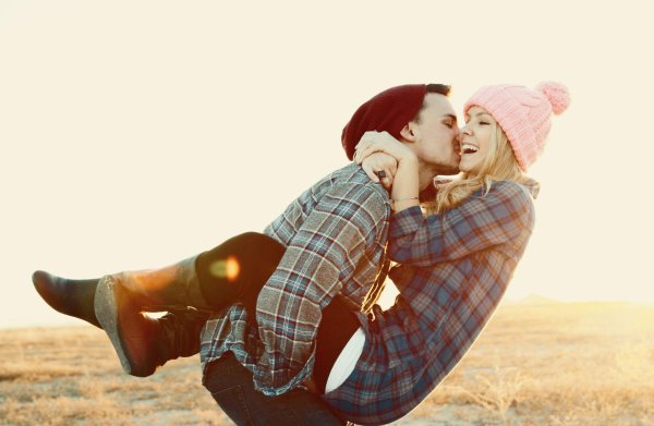 Любовь парень и девушка целуются