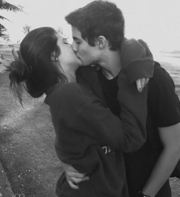 Любовь парень и девушка целуются