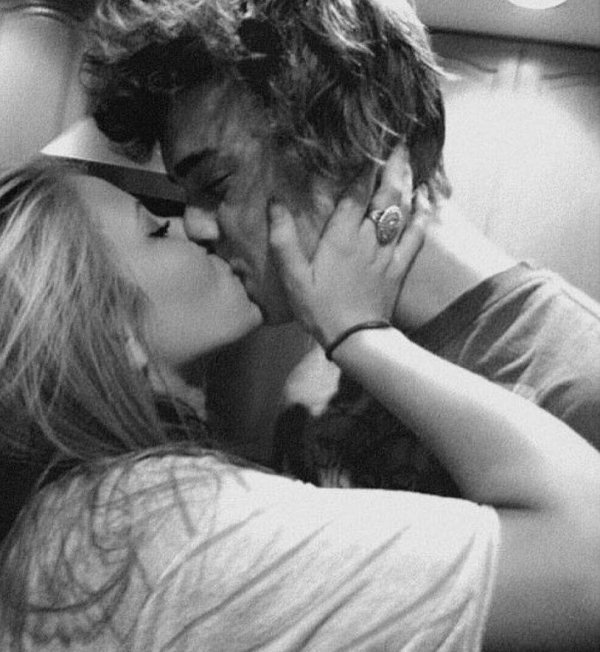 Любовь парень и девушка целуются