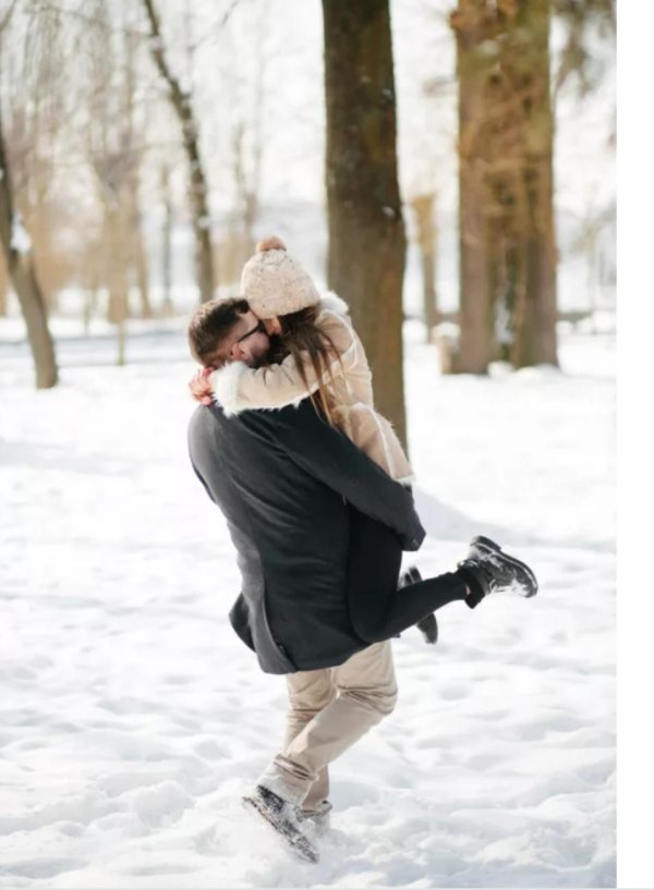 Парень и девушка вместе зимой