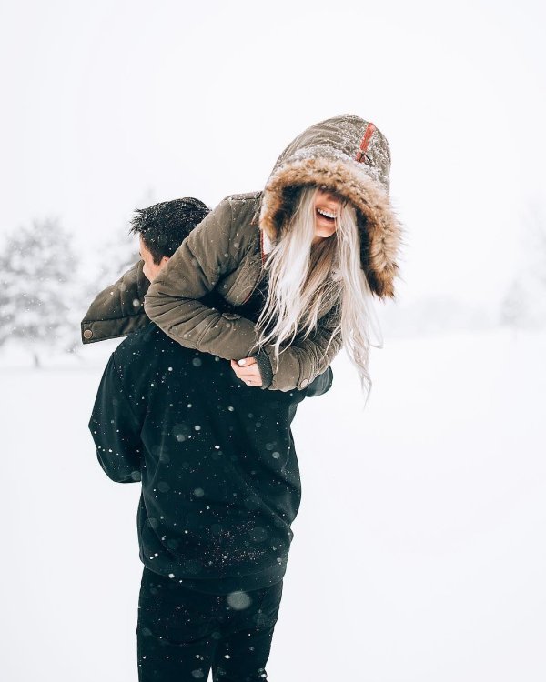 Парень и девушка вместе зимой