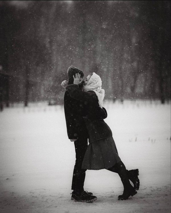 Парень и девушка вместе зимой