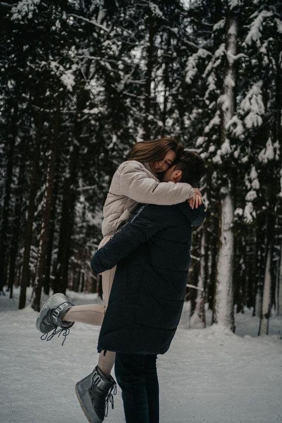 Парень и девушка вместе зимой