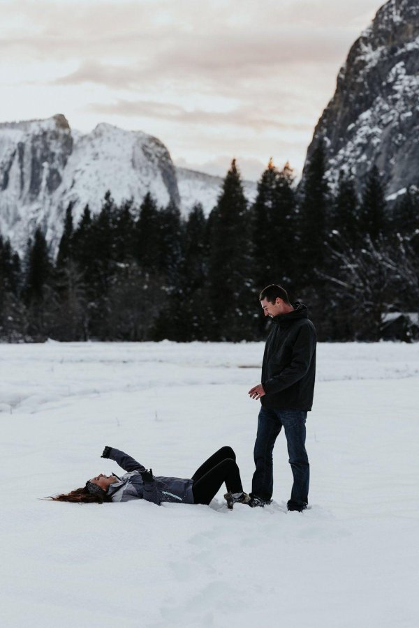 Парень и девушка вместе зимой