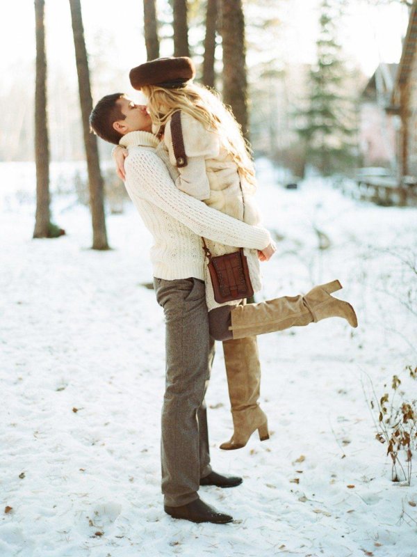 Парень и девушка вместе зимой