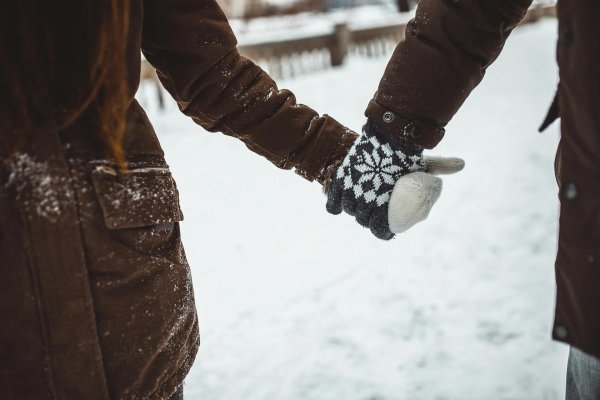 Парень и девушка вместе зимой