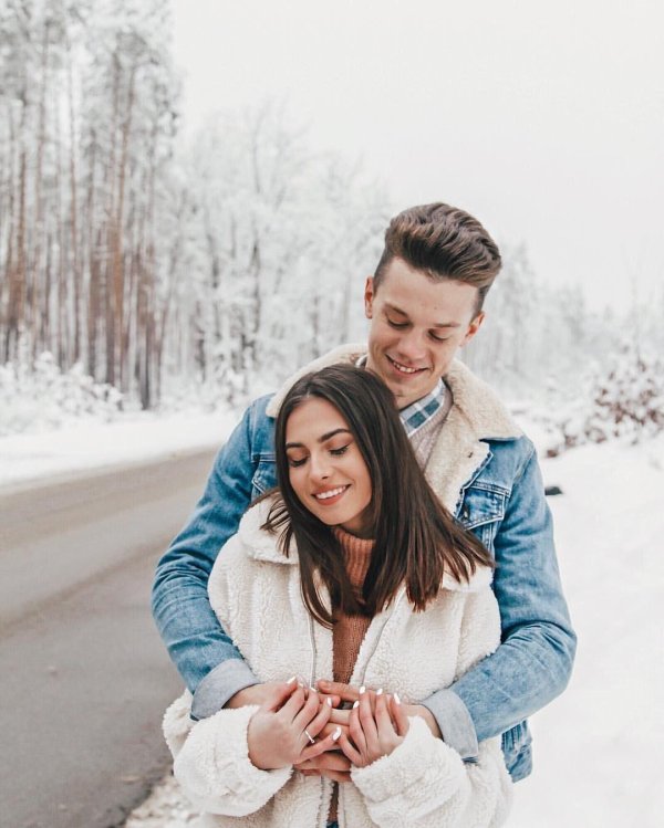 Парень и девушка вместе зимой