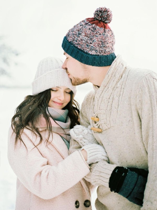 Парень и девушка вместе зимой