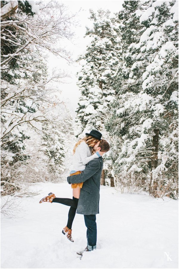 Парень и девушка вместе зимой