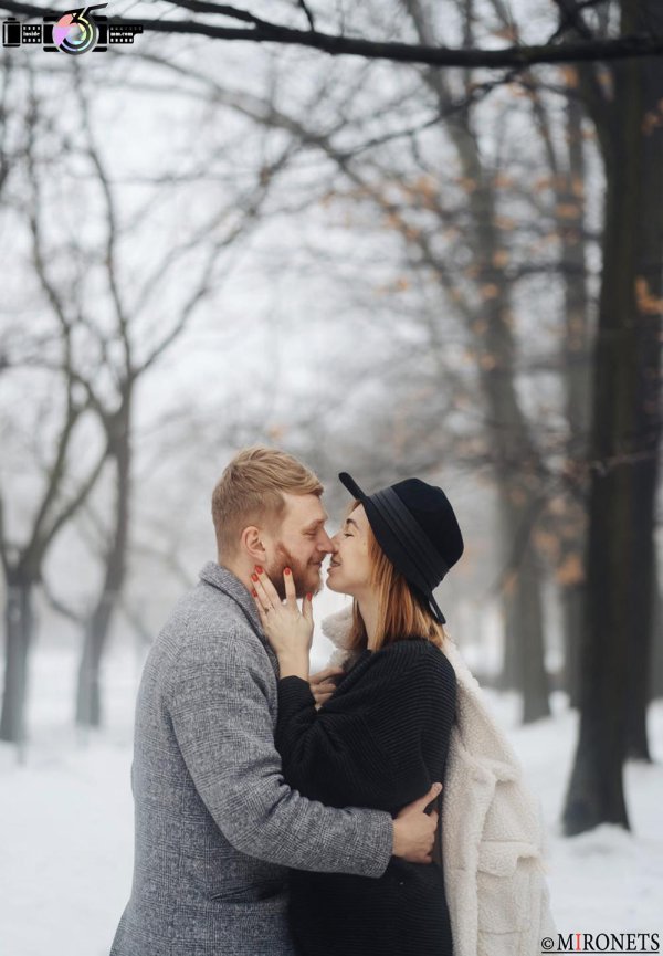 Парень и девушка вместе зимой