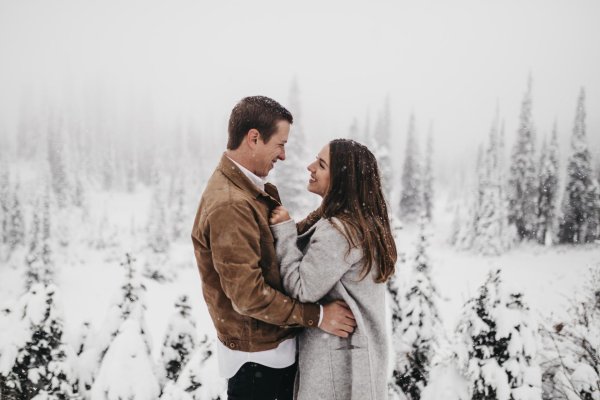 Парень и девушка вместе зимой