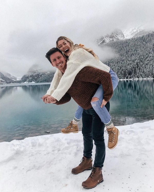 Парень и девушка вместе зимой