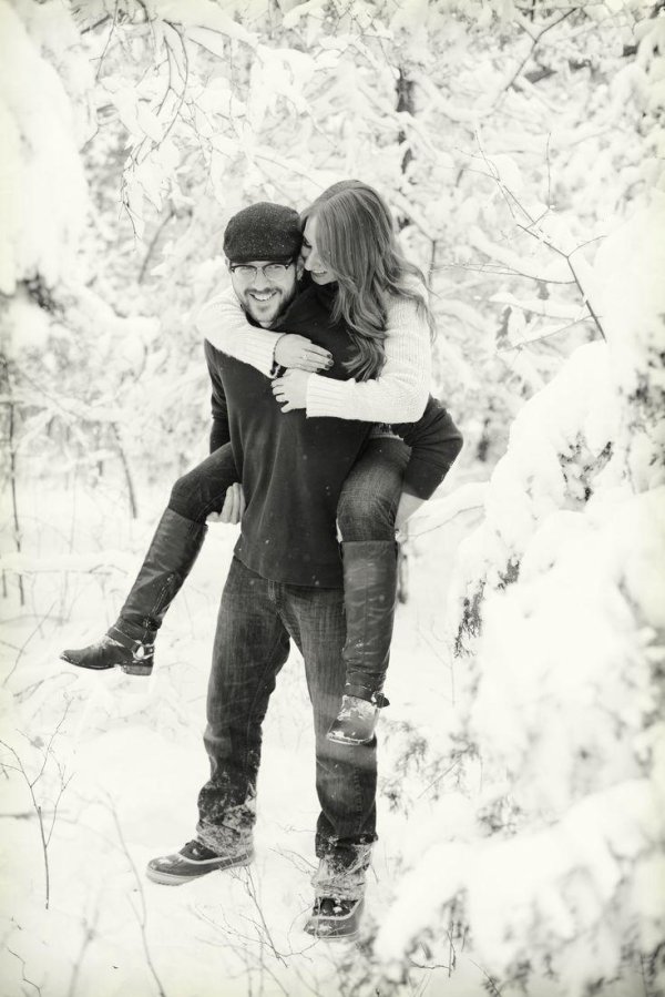 Парень и девушка вместе зимой