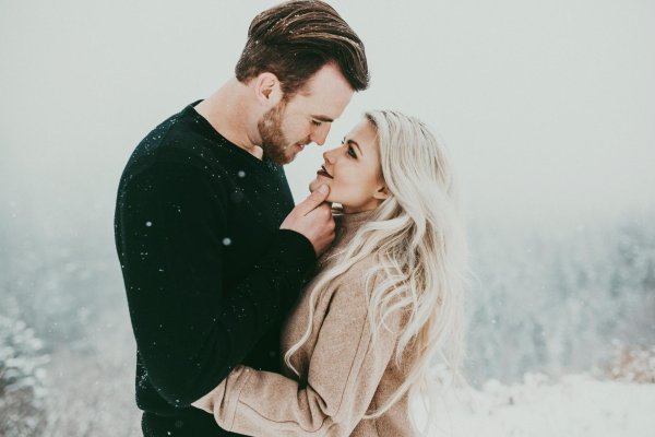 Парень и девушка вместе зимой