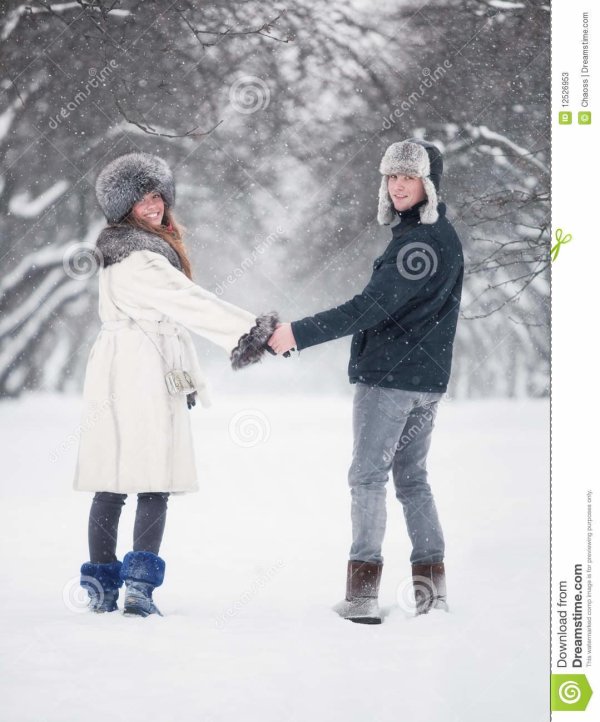 Парень и девушка вместе зимой