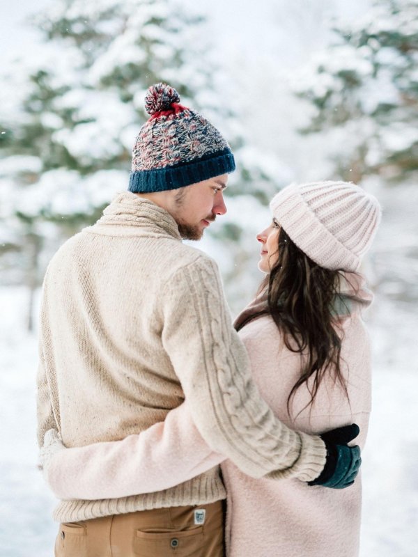 Парень и девушка вместе зимой