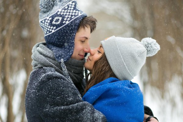 Парень и девушка вместе зимой
