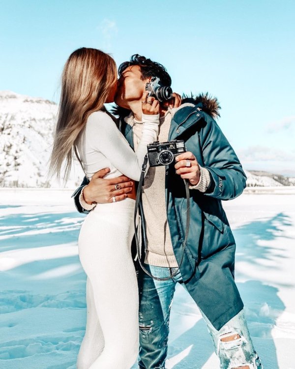 Парень и девушка вместе зимой