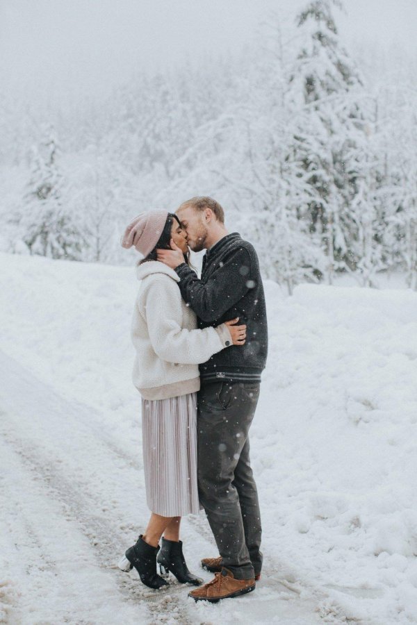 Парень и девушка вместе зимой