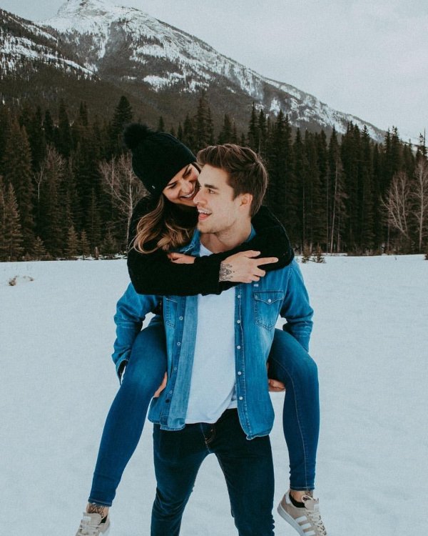 Парень и девушка вместе зимой