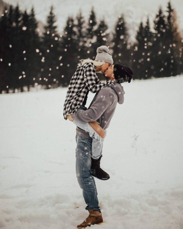 Парень и девушка вместе зимой