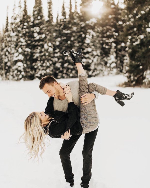 Парень и девушка вместе зимой