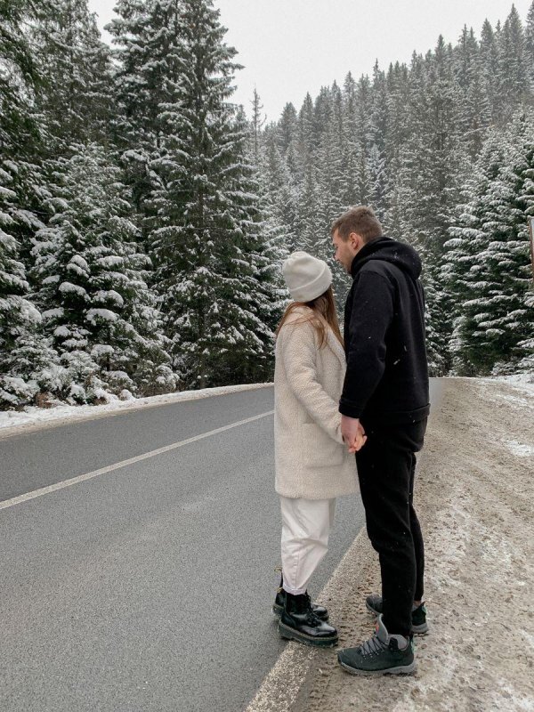 Парень и девушка вместе зимой