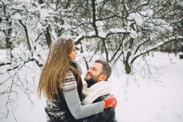 Парень и девушка вместе зимой