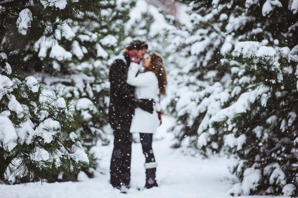 Парень и девушка вместе зимой