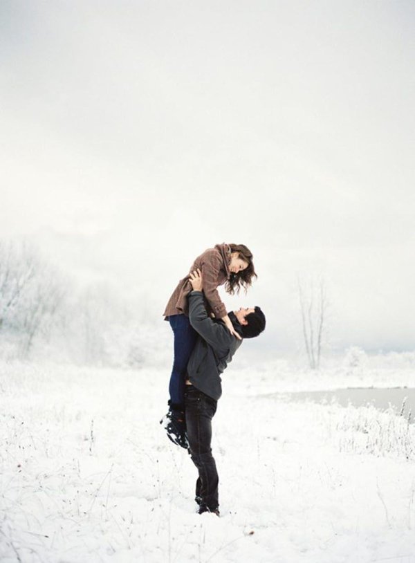 Парень и девушка вместе зимой