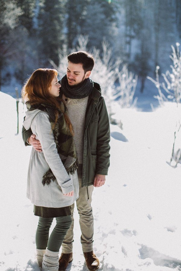 Парень и девушка вместе зимой