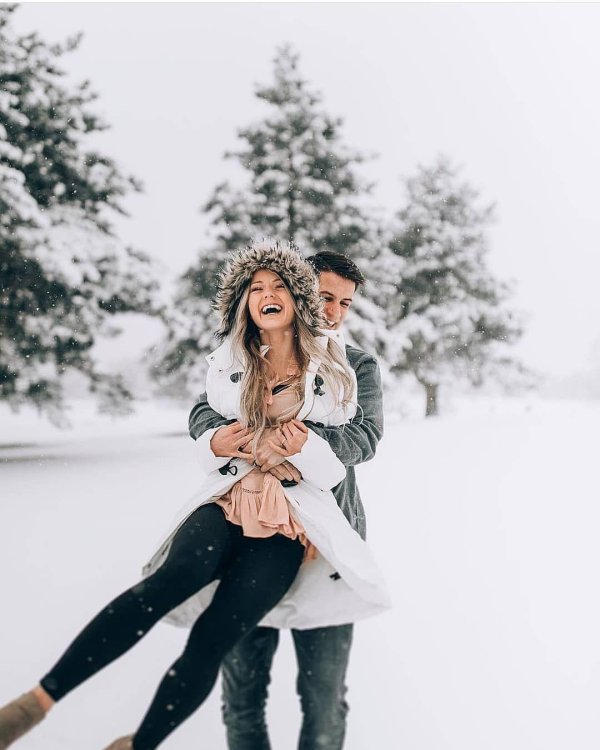 Парень и девушка вместе зимой