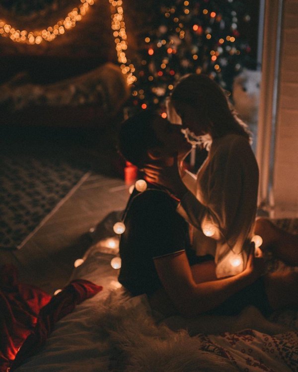 Парень и девушка вместе зимой