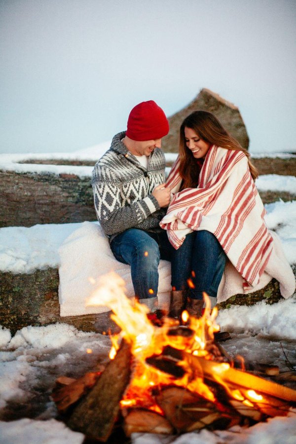 Парень и девушка вместе зимой